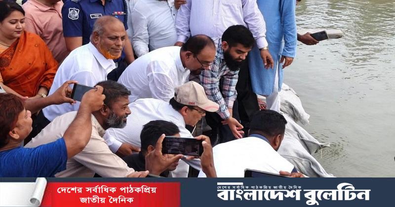 রাজাপুরে বিষখালী নদীর ভাঙন কবলিত এলাকা পরিদর্শনে এমপি জামাল