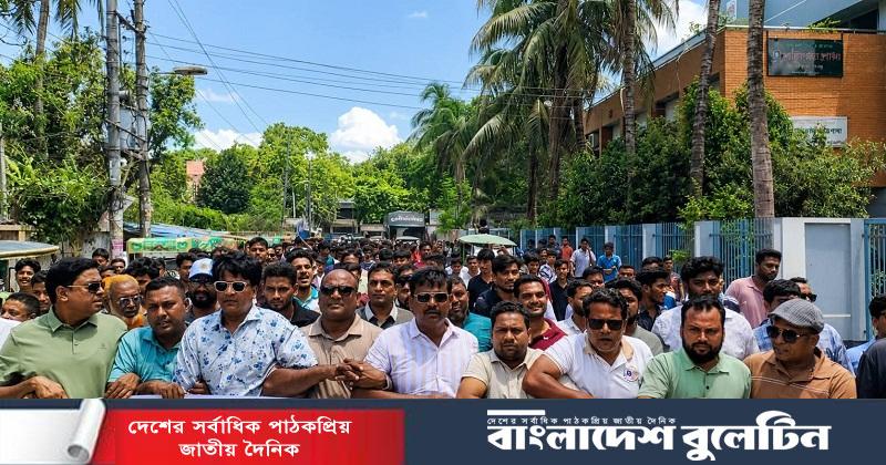 চাঁপাইনবাবগঞ্জে টোল ইস্যুতে জেলাজুড়ে বিক্ষোভ