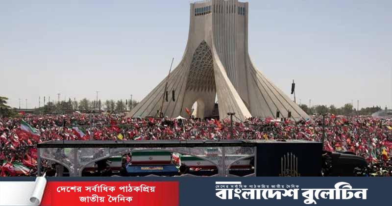 ইরানের কওম শহরে নেওয়া হলো খামেনির মরদেহ