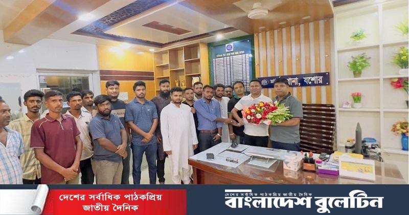 শার্শা নবাগত ওসিকে ফুলেল শুভেচ্ছা জানালেন বিএনপি’র ছাত্র বিষয়ক সম্পাদক