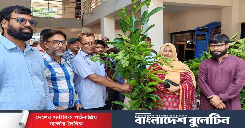 সারিয়াকান্দিতে জলমহালে রোপনের জন্য বৃক্ষ বিতরণ