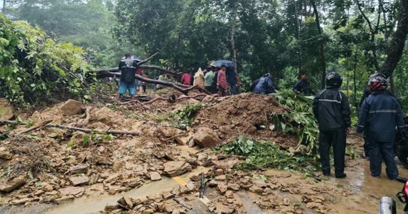 ভারী বর্ষণে লাল ব্রিজ এলাকায় পাহাড়ধস, বান্দরবান-কেরানীহাট সড়কে যান চলাচল বন্ধ