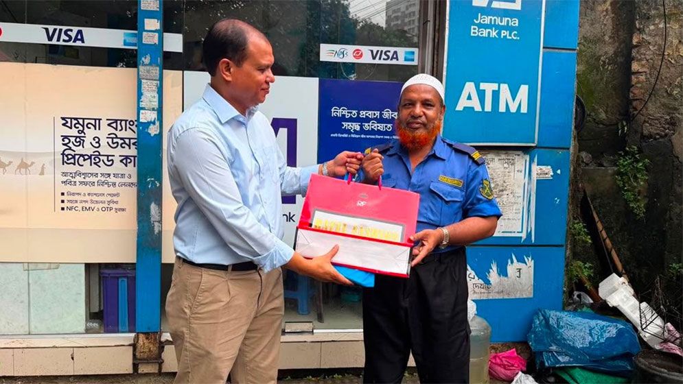 ধানের শীষ হাতে দাঁড়ানো নিরাপত্তাকর্মীকে যে উপহার দিলেন প্রধানমন্ত্রী!