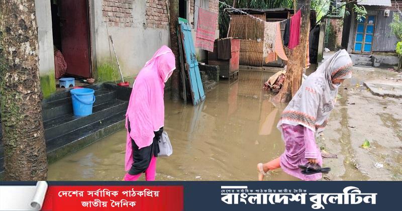 টানা বৃষ্টিতে জলাবদ্ধতা, দুর্ভোগে ইসলামপুর পৌরবাসী
