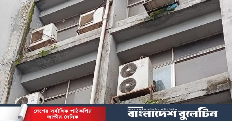 শীতল কক্ষে স্বস্তি, বাইরে শেওলার দখলে জবির ভবন