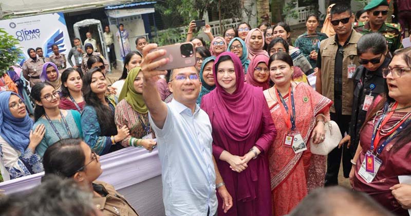 ডিএমসিতে শিক্ষার্থীদের সঙ্গে স্ত্রীসহ সেলফিতে প্রধানমন্ত্রী
