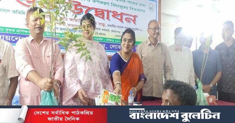 লোহাগড়ায় কৃষকদের মাঝে গাছের চারা ও সবজির বীজ বিতরণ