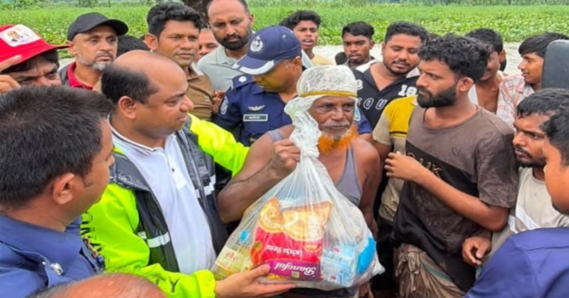 বানভাসীদের পাশে এমপি জসিম, চন্দনাইশে ৩০ হাজার পরিবার পেল প্রধানমন্ত্রীর উপহার