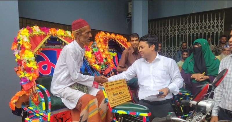 ঝালকাঠিতে অসহায় ছয় পরিবারের মুখে হাসি, পেল ব্যাটারিচালিত নতুন রিকশা