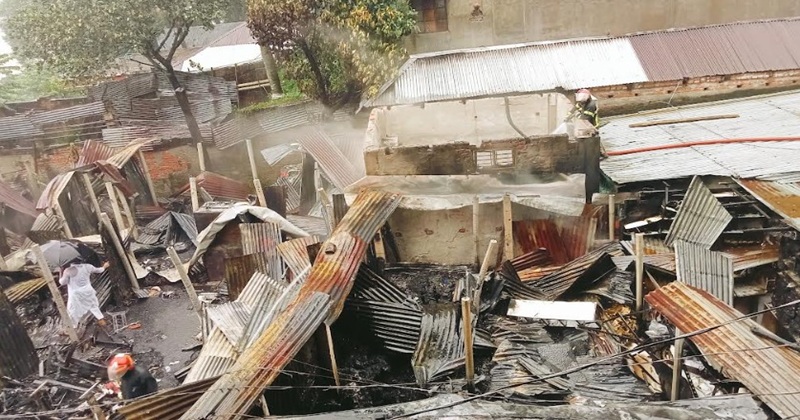 কাপাসিয়ায় আগুনে ব্যাপক ক্ষয়ক্ষতি, ক্ষতিগ্রস্ত ৮ দোকান ও একটি বাড়ি