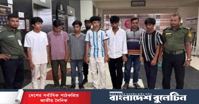 ক্যাম্পাসে নারী শিক্ষার্থীদের ভিডিও ধারণ, আটক ৬