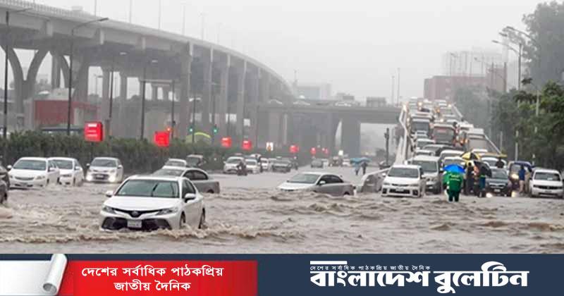 ঢাকার সড়ক যেন নদী, অন্তহীন দুর্ভোগে নগরবাসী