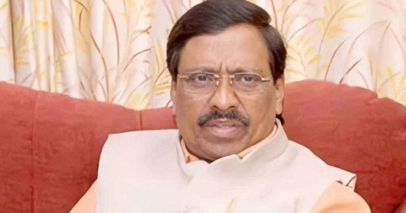 ভারতে জোর করে পুত্রবধূকে গোমূত্র পান করালেন সাবেক এমপি