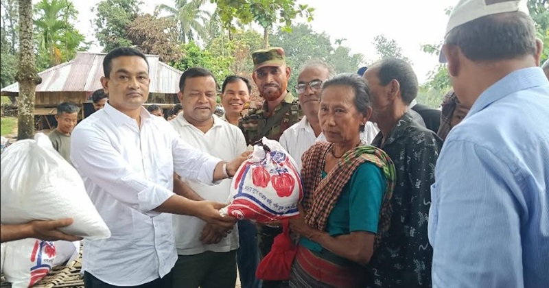 টানা ভারী বর্ষণে মাটিরাঙ্গায় ক্ষতিগ্রস্থ মানুষের পাশে দাড়িয়েছে সেনাবাহিনী