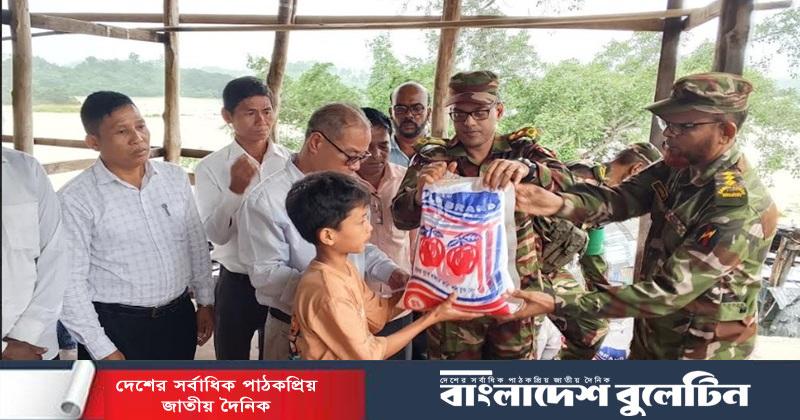 বন‍্যা দুর্গতদের মাঝে বিলাইছড়ি সেনা জোনের ত্রাণ বিতরণ
