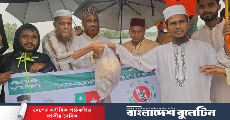 আনোয়ারা রায়পুর দূর্গত এলাকায় ইসলামিক যুবফ্রণ্টের ত্রাণ টিম