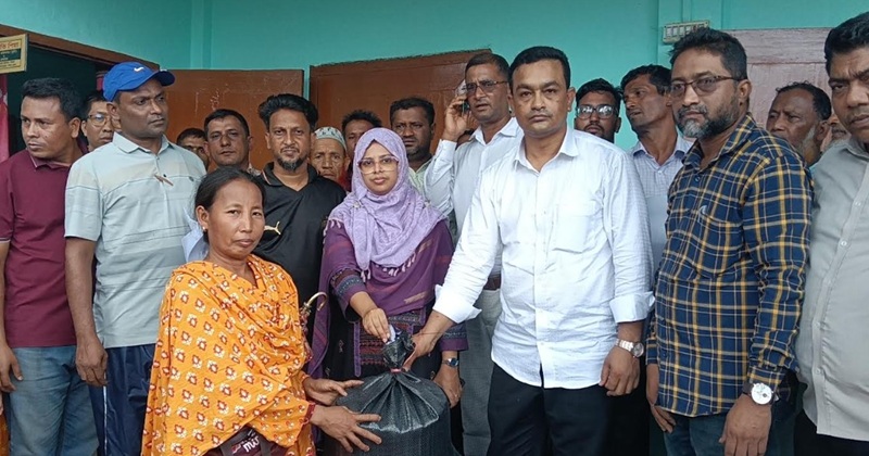 মাটিরাঙ্গায় বন্যার্তদের মাঝে ত্রাণ বিতরণ করলেন ইউএনও উম্মে তাহমিনা মিতু