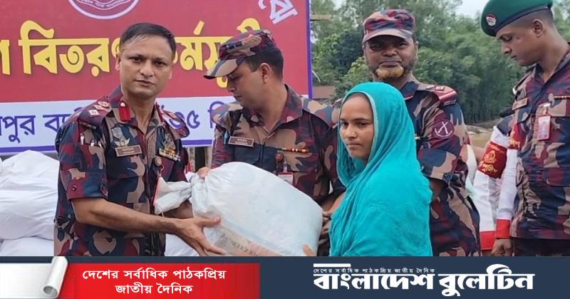 জামালপুরে ক্ষতিগ্রস্ত পরিবারের মাঝে বিজিবির ত্রাণ বিতরণ