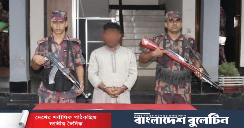 যশোরে ২৩ লাখ টাকার স্বর্ণের বারসহ পাচারকারী আটক