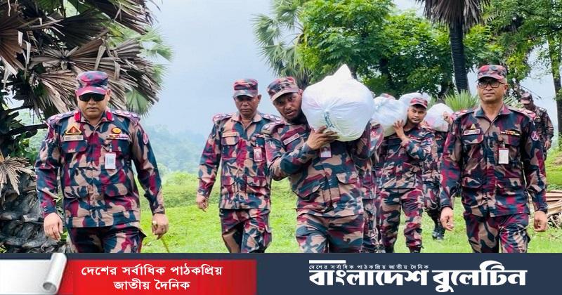 টানা বর্ষণে ক্ষতিগ্রস্থ অসহায় মানুষের মাঝে বিজিবি সহায়তা