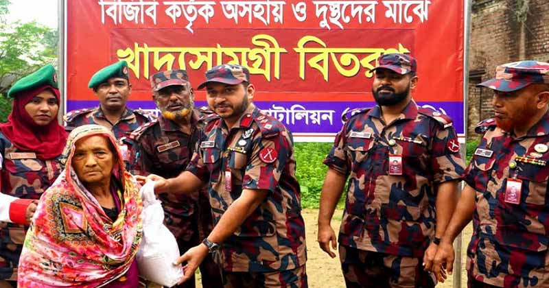 দৌলতপুরে ১০০ পরিবারের মাঝে বিজিবির খাদ্যসামগ্রী বিতরণ