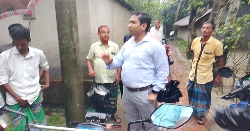 ঝড়-বৃষ্টি উপেক্ষা করে মনোহরদীতে এলাকা পরিদর্শনে এসিল্যান্ড সজিব মিয়া
