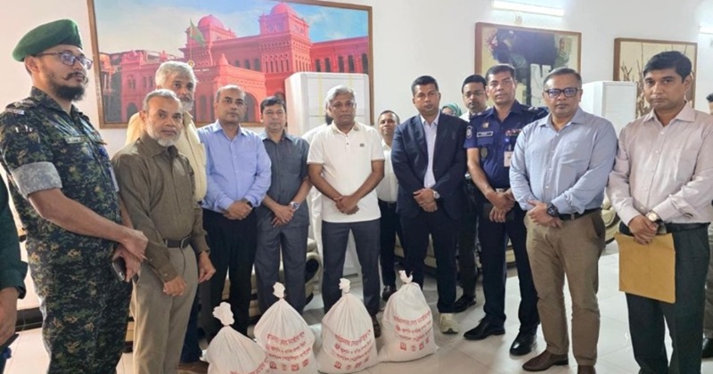 বন্যার্তদের জন্য চট্টগ্রাম জেলা প্রশাসনের কাছে বিপিসির ত্রাণ হস্তান্তর