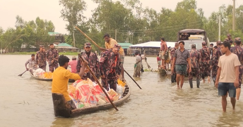 কক্সবাজারে বন্যাদুর্গত অসহায় মানুষের পাশে বিজিবি