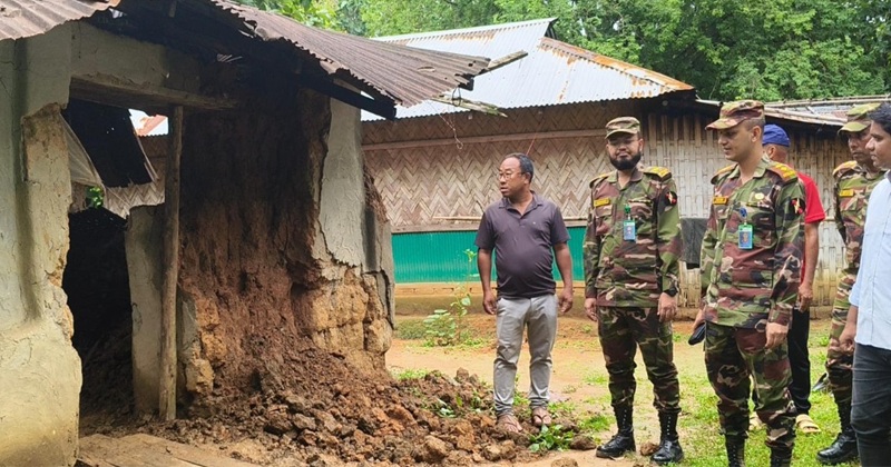 টানা বর্ষণে ঘরহারা বৃদ্ধের পাশে সেনাবাহিনী, নতুন ঘর নির্মাণের উদ্যোগ