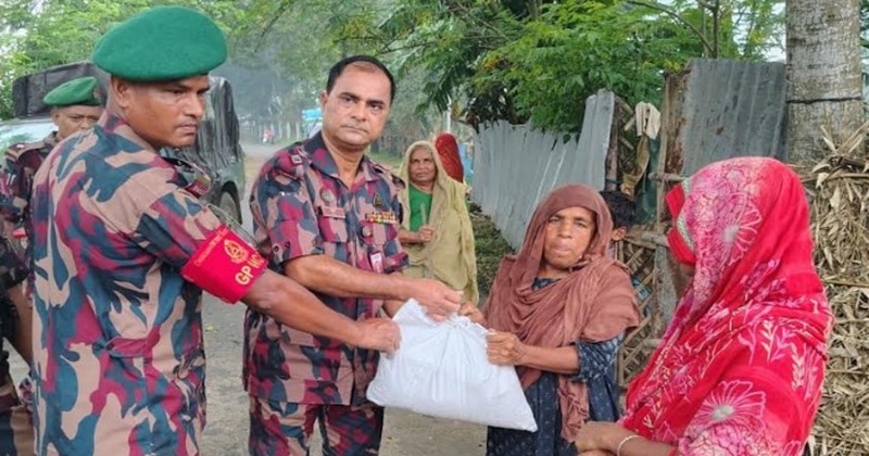 ভারী বর্ষণে ক্ষতিগ্রস্ত মানুষের পাশে দাঁড়ালো চুয়াডাঙ্গা-৬ বিজিবি ব্যাটালিয়ন