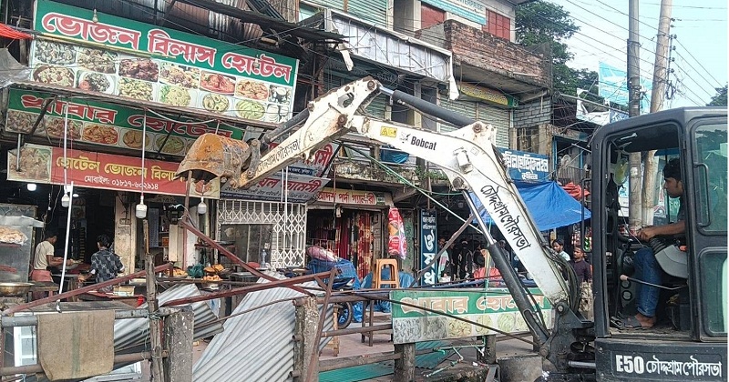 চৌদ্দগ্রামে মহাসড়ক সংলগ্ন অবৈধ স্থাপনা ও ফুটপাতে উচ্ছেদ অভিযান