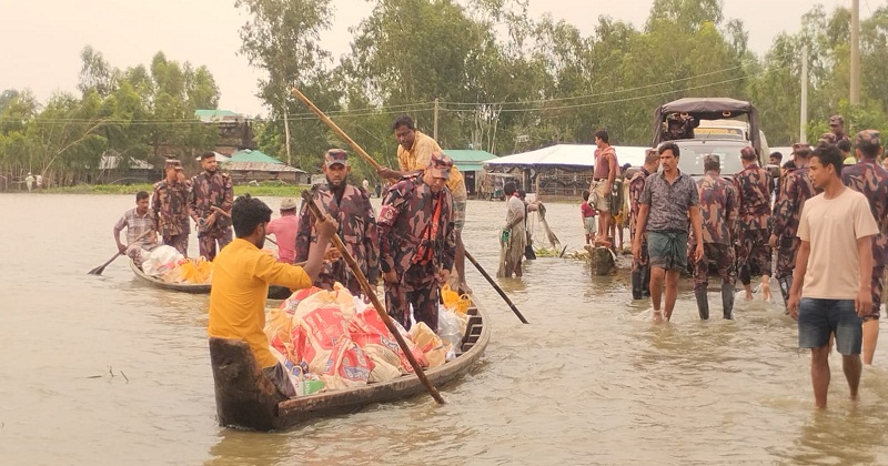 বন্যায় ক্ষতিগ্রস্ত জনসাধারণের মাঝে বিজিবির পক্ষ থেকে ত্রাণ প্রদান