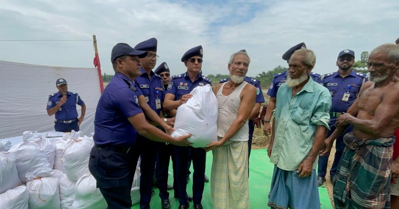 বন্যাদুর্গত মানুষের পাশে সিলেট রেঞ্জ পুলিশ, রাজনগরে ত্রাণ বিতরণ