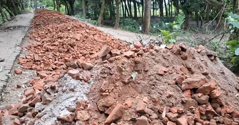 কুষ্টিয়ায় সড়ক নির্মাণে নিম্নমানের ইটের খোয়া, অপসারণের নির্দেশ এলজিইডির