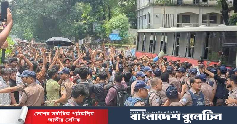 শিক্ষামন্ত্রীর পদত্যাগ দাবিতে ঢাকা বিশ্ববিদ্যালয়, সায়েন্সল্যাব-উত্তরায় অবরোধ