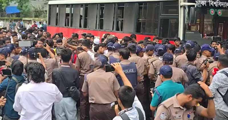 পুলিশ-শিক্ষার্থী মুখোমুখি, ঢাবিতে বিজিবি মোতায়েন
