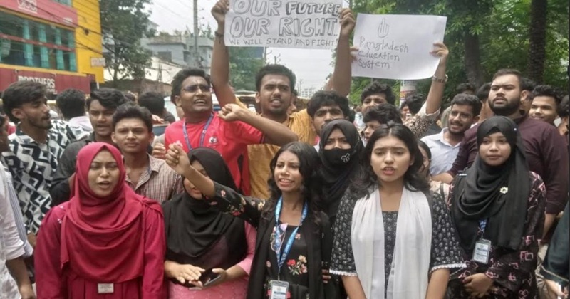 শিক্ষামন্ত্রীর পদত্যাগ দাবিতে যশোরে শিক্ষার্থীদের বিক্ষোভ