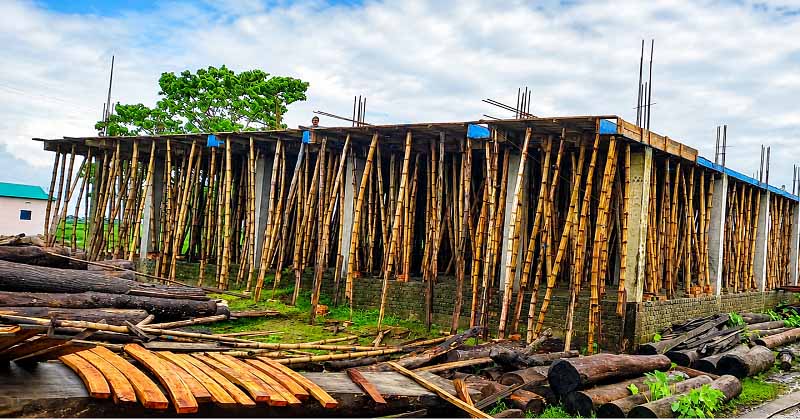 ১৮ মাস বন্ধ থাকার পর আবারও সরকারি জমিতে বহুতল ভবন নির্মাণ