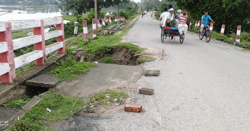 রাণীনগরের বান্দাইখাড়া বয়তুল্ল্যাহ সেতুর সড়কে ধস, বড় দুর্ঘটনার আশঙ্কা
