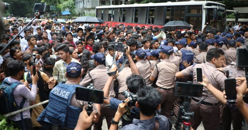 ‘তুমি কে, আমি কে? ফার্মের মুরগি, ফার্মের মুরগি’