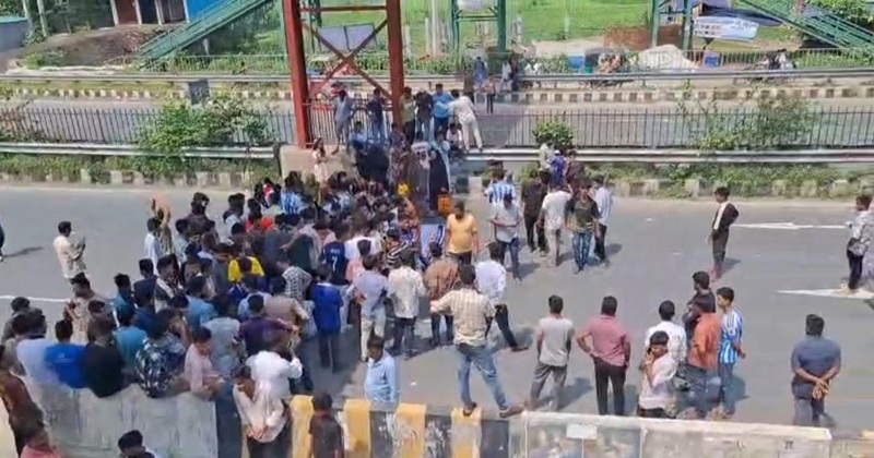 শিক্ষা মন্ত্রীর পদত্যাগের দাবিতে ঢাকা-টাঙ্গাইল মহাসড়ক অবরোধ