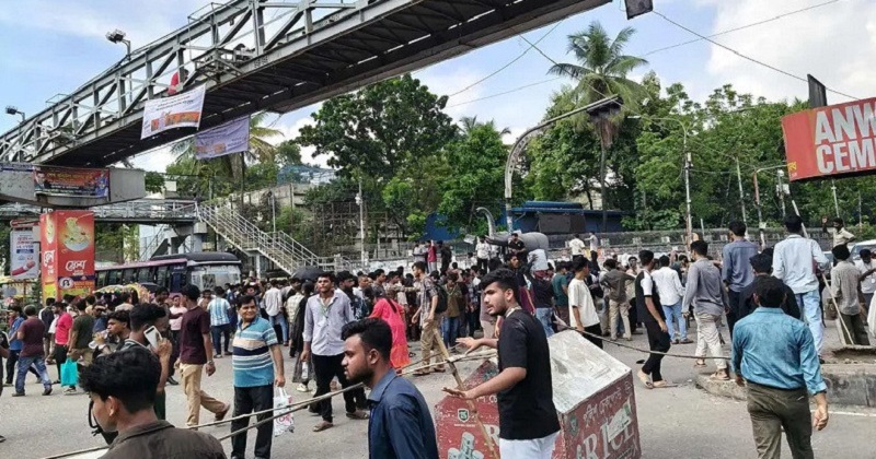 ছাত্রদল নেতাদের দেখে ‘ভুয়া ভুয়া’ স্লোগান আন্দোলনরত শিক্ষার্থীদের!