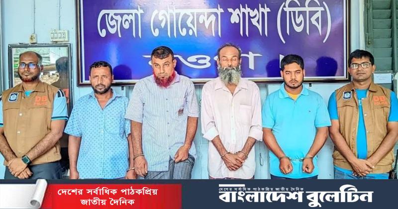 ডাবের পানিতেই প্রতারণার ছক, নওগাঁয় প্রতারক চক্রের ৪ সদস্য গ্রেপ্তার