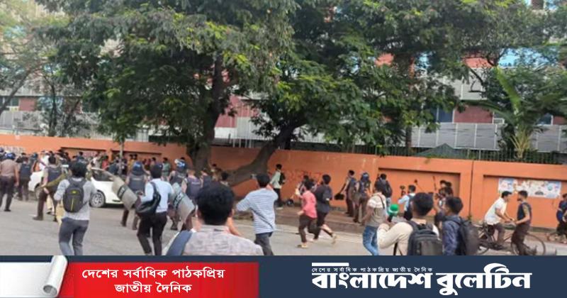 সংসদ ভবনের সামনে জড়ো হওয়া শিক্ষার্থীদের পুলিশের লাঠিপেটা