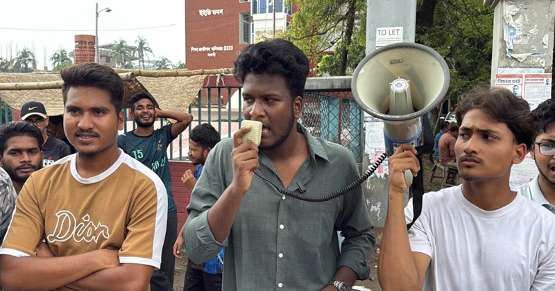 দাবি না মানলে নওগাঁয় শিক্ষামন্ত্রীকে ঢুকতে না দেওয়ার হুশিয়ারি এইচএসসি পরীক্ষার্থীদের
