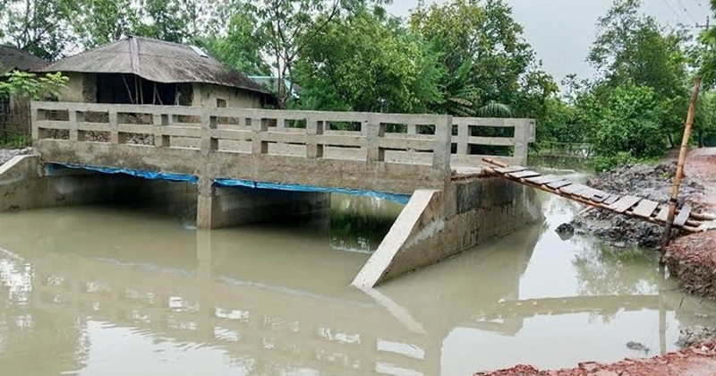সাতক্ষীরার শ্যামনগরে সংযোগ সড়কবিহীন সেতুর কারণে ৮ গ্রামের মানুষের দুর্ভোগ