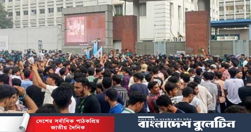 শিক্ষামন্ত্রীর পদত্যাগের দাবিতে সচিবালয়ের সামনে শিক্ষার্থীদের অবস্থান