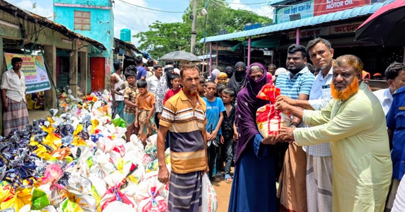 বাঁশখালীতে বন্যার্তদের মাঝে আনোয়ার ফাউন্ডেশনের নগদ অর্থ ও ত্রাণ বিতরণ