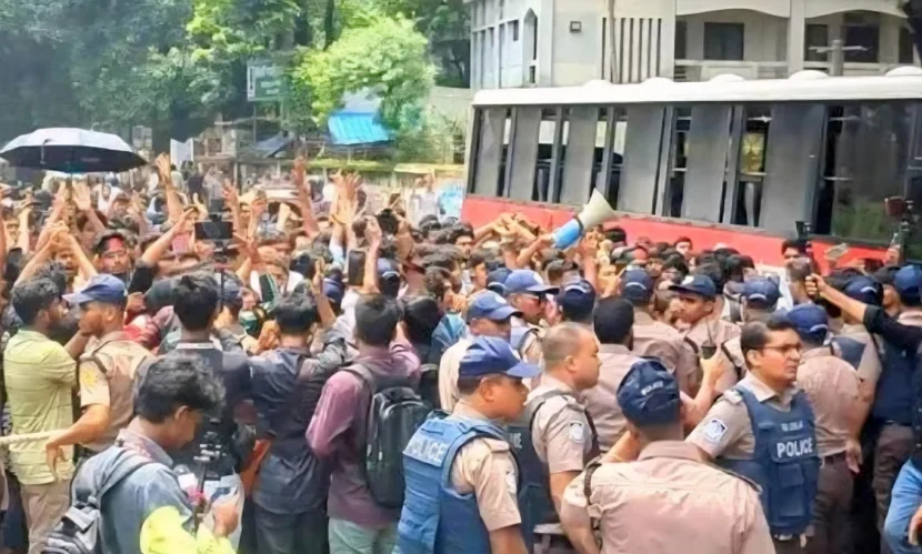 ঢাবিতে প্রধানমন্ত্রীর অনুষ্ঠানস্থলের পাশে আন্দোলনরত পরীক্ষার্থীরা, পুলিশের বাধা