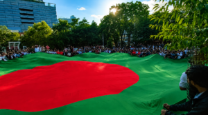 পূর্ব লন্ডনের আলতাফ আলী পার্কে ৫ আগষ্ট ২০২৪ বিশাল বাংলাদেশী পতাকা ঘিরে ফ‍্যাসিবাদ বিরোধী জনসমুদ্র। 